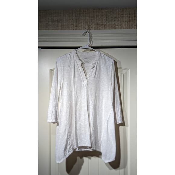 Chico's Sharkbite Hem White V-Neck 'The Ultimate Tee' Chico's Sz 1 (US M) - Picture 9 of 9